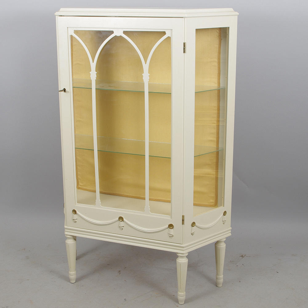 VITRINSKÅP, vitmålat med glashyllor, gustaviansk stil, 1900-tal.