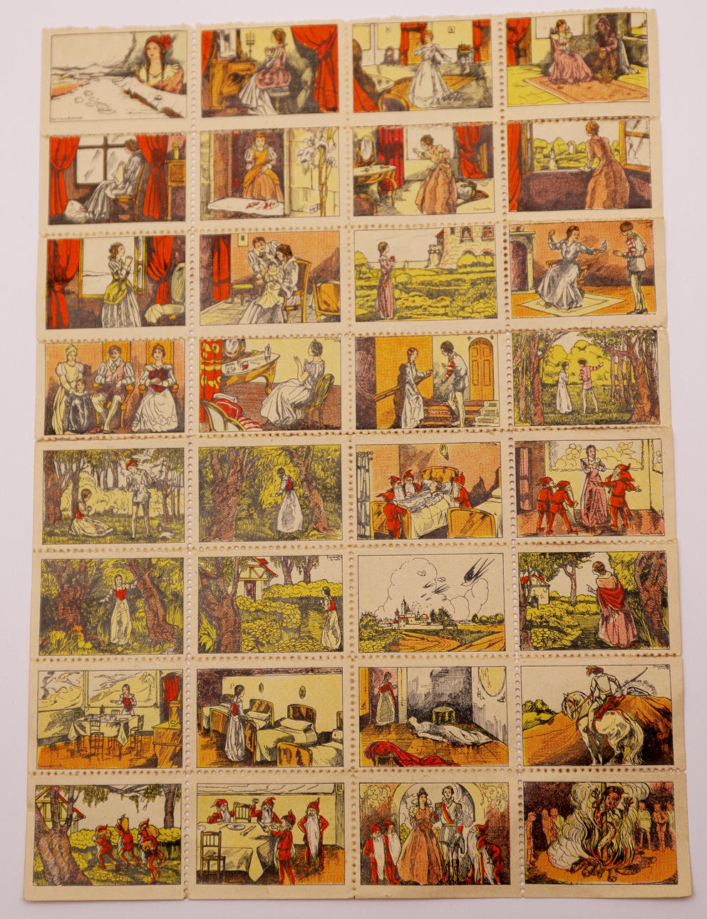 KOMPLETTE SAMMLUNG VON 32 SCHNEEWITTCHEN BRIEFMARKEN.