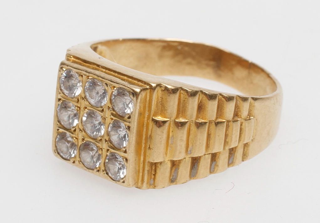 KLACKRING MED STENAR, 18k guld, vikt ca 5,7 gr.