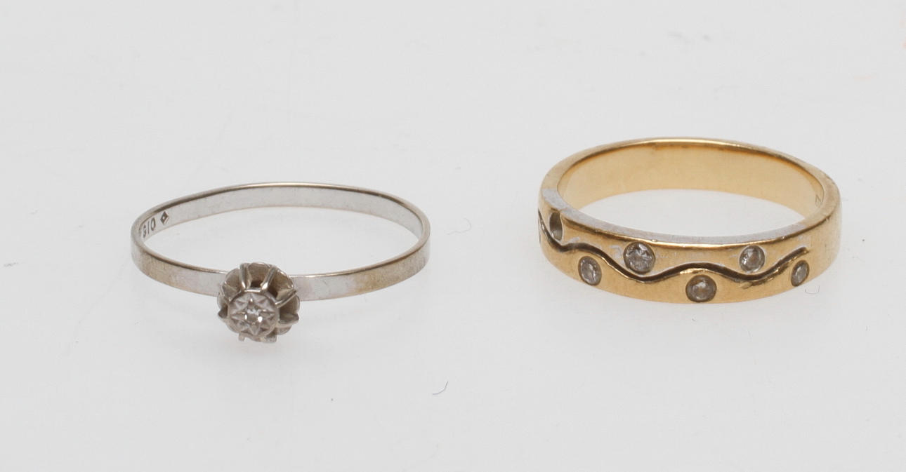 RINGAR, 2 st, 18k guld, vikt ca 5,7 gr.