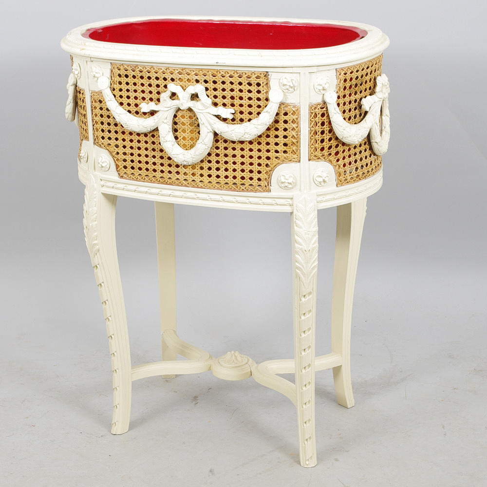 BLOMSTERLÅDA, vitmålad med nätsidor, gustaviansk stil.