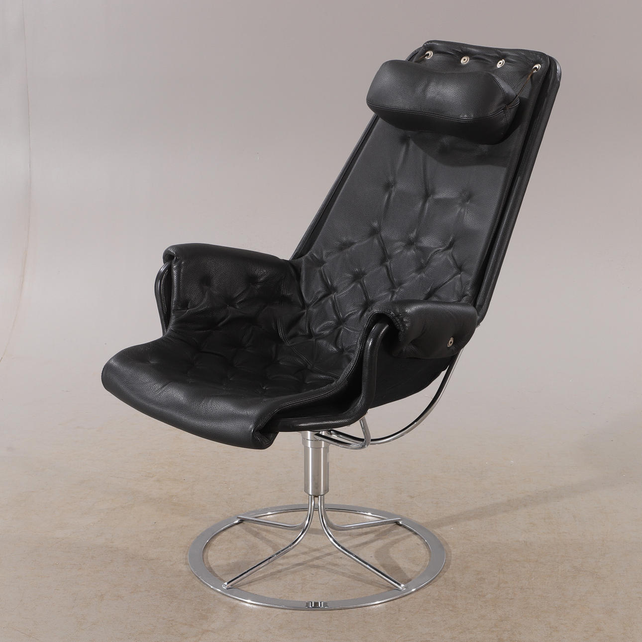 BRUNO MATHSSON. Lænestol, "Jetson", sort læderbetræk, Dux.