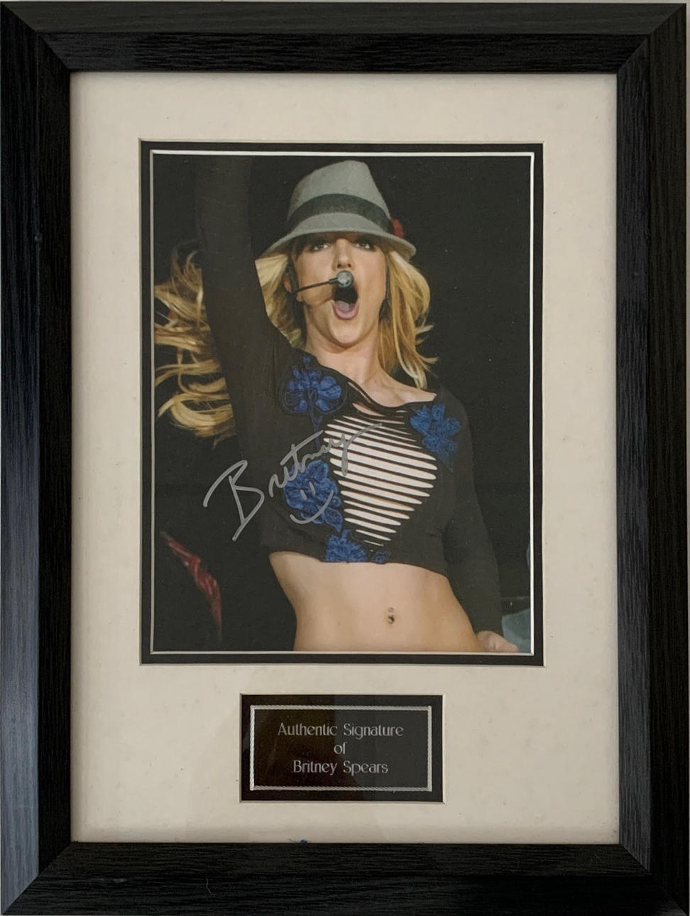 BRITNEY SPEARS UNTERZEICHNET FOTO.