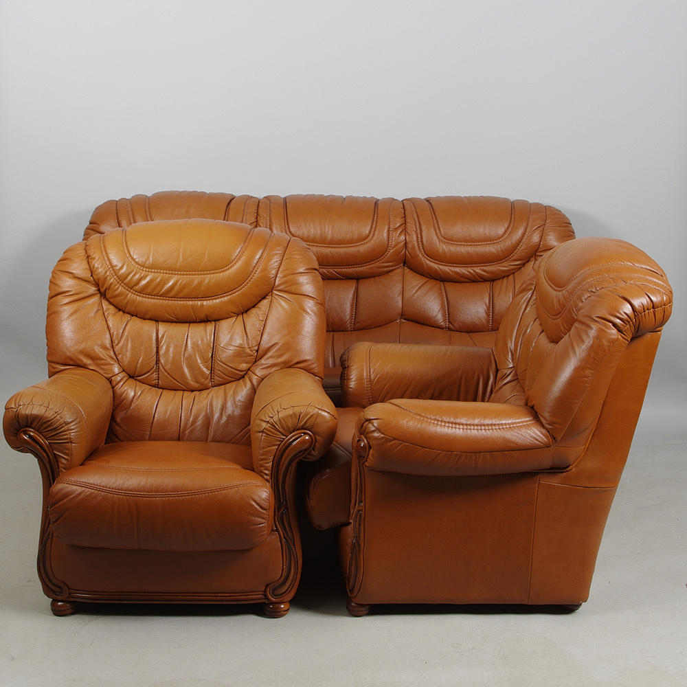 SOFFGRUPP, brunt skinn, sent 1900-tal.