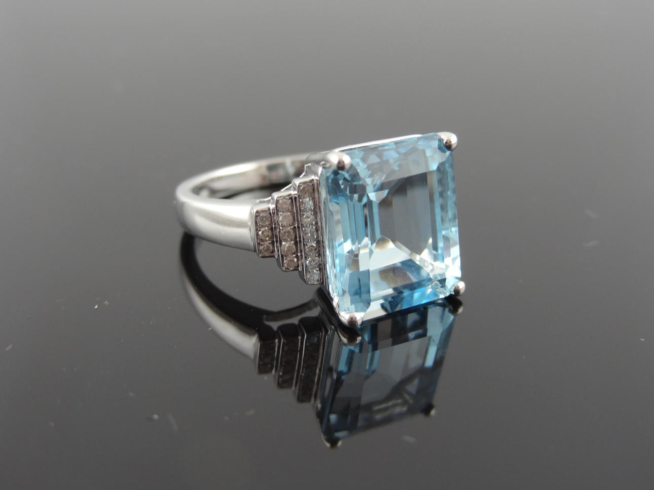 Kvinnors Emerald slipad Topaz/Diamantring 7,15cts.