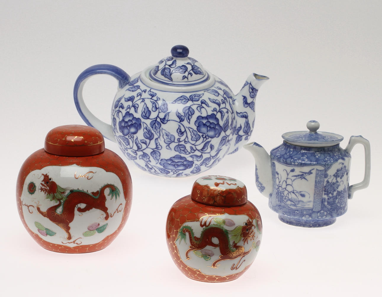 TEKANNOR, 2 st, BURKAR med lock, 2st, porslin, Kina.