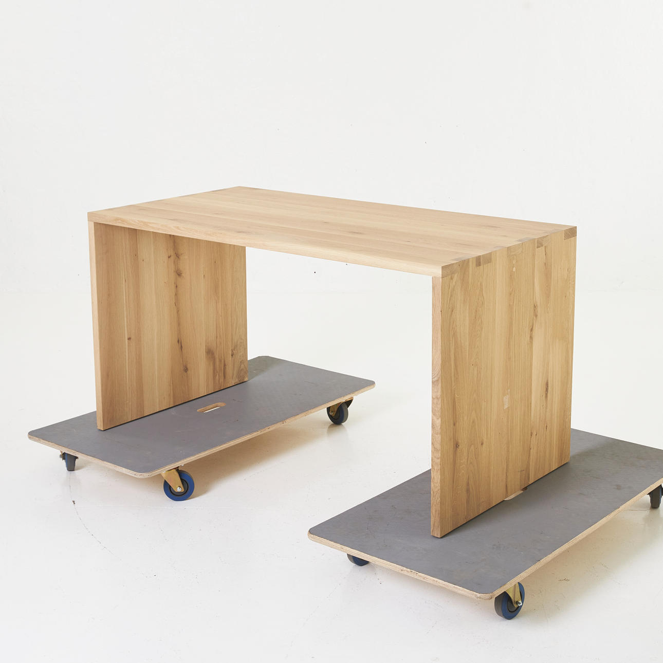 ESSTISCH, "U Desk" Ethnicraft, Eiche weiß pigmentiert.