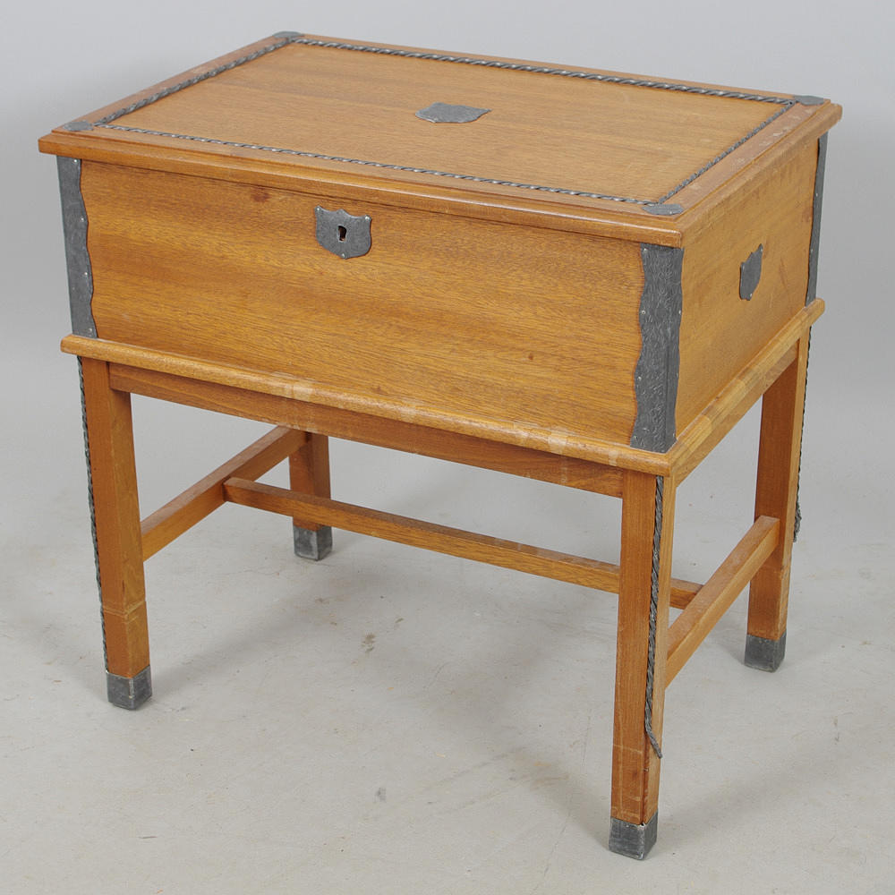 KISTA PÅ BENSTÄLLNING, mahogny med metalldekor.