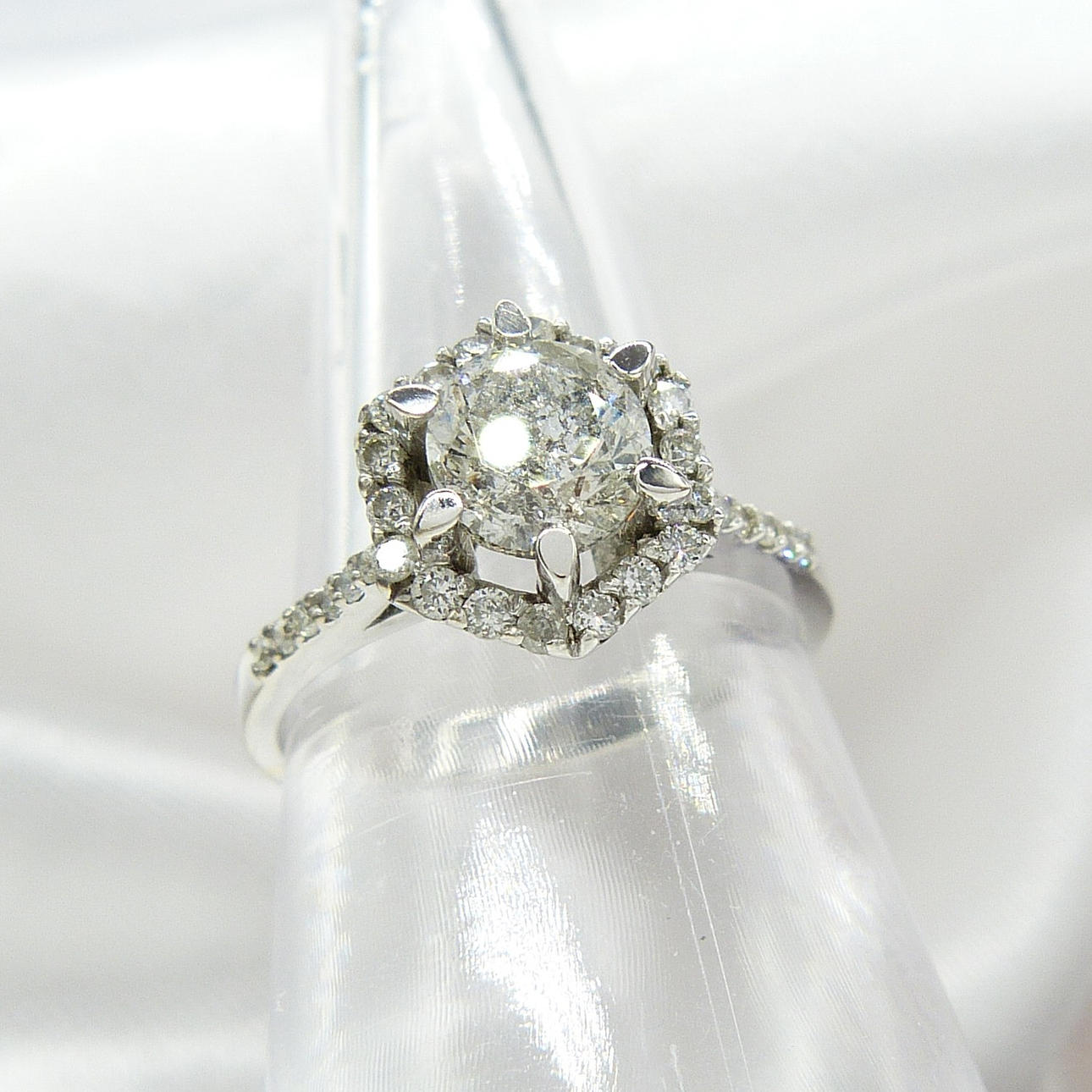 1.10CT DIAMOND hexagonal ring. Jewellery & Gemstones - Rings - Auctionet
