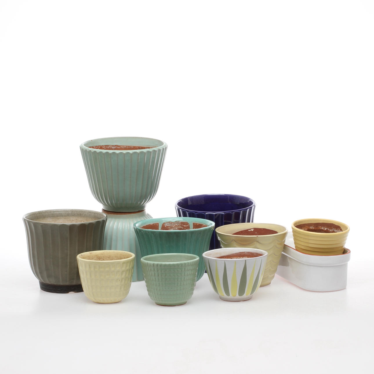 BLOMKRUKOR samt YTTERFODER, 11 st bland annat Ekeby, Bo Fajans, 1900-tal.