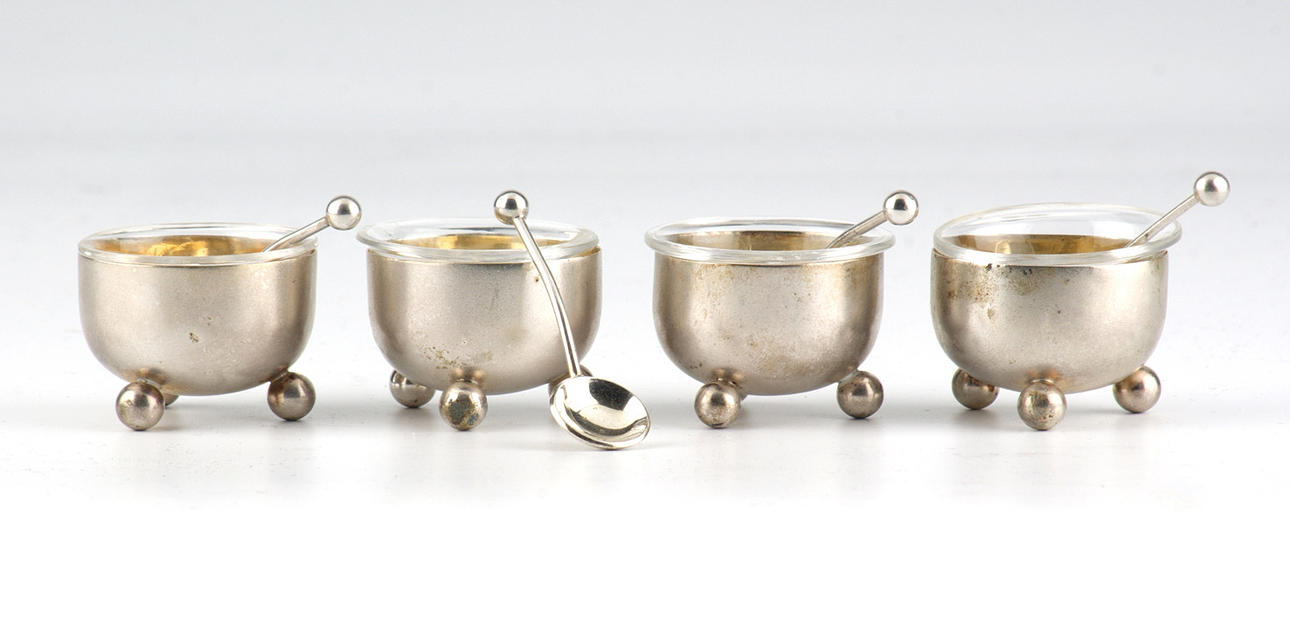 KRYDDSKÅLAR, 4 st med GLASINSATS och SKEDAR, silver 800, Otto Bortenreuter, Dresden, verksam ca 1900-1940.