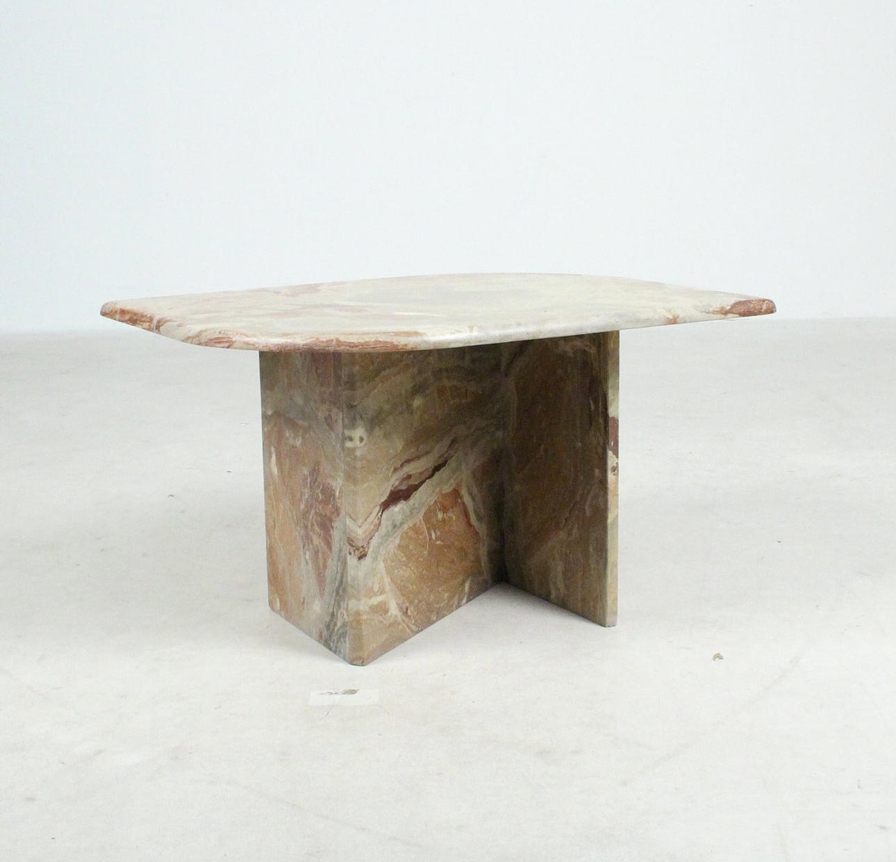 litet ”sidobord” - rosa marmor.