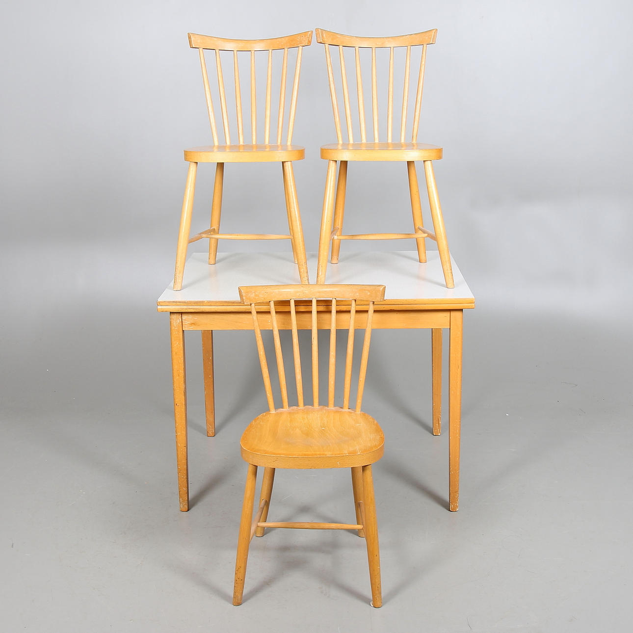 BORD med STOLAR, 4 delar, perstorpsskiva, mönster "Virrvarr". 19050-tal.