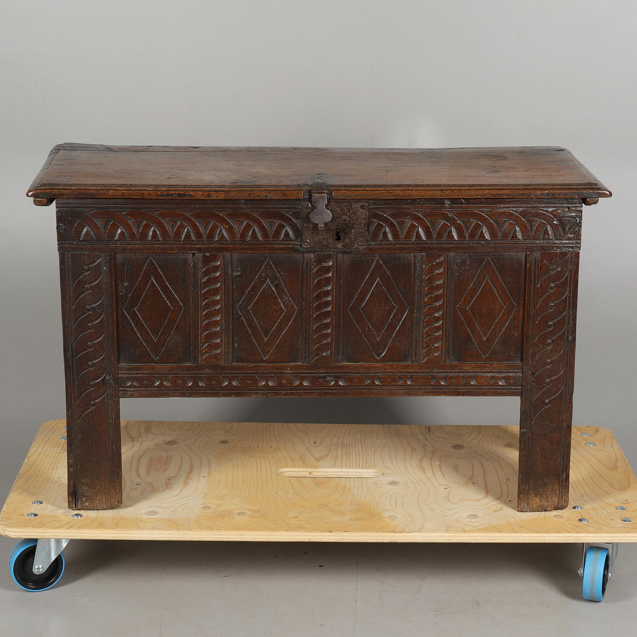 ET 1700-ÅRHUNDREDE SENERE UDSKåret EGEKASSE.