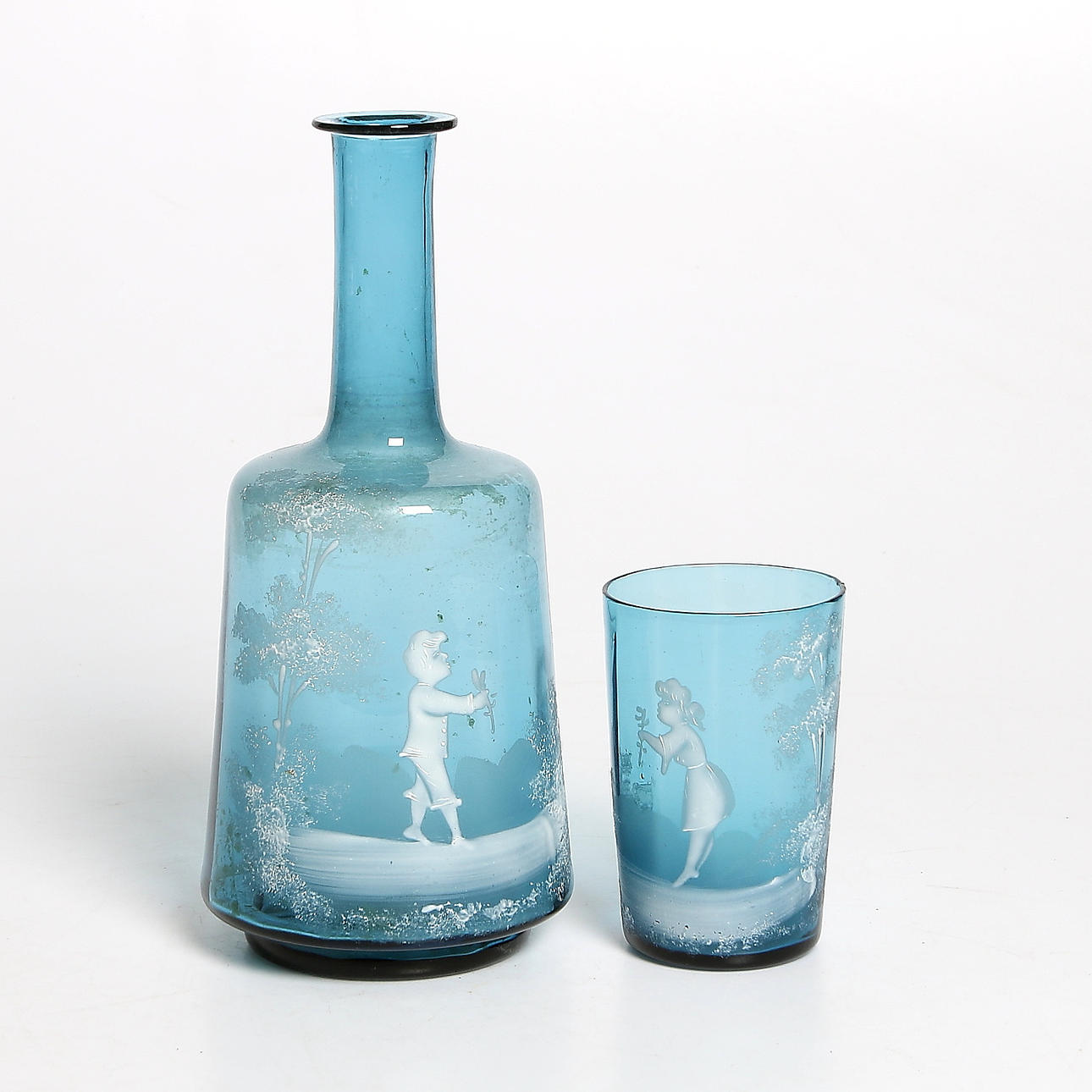 VATTENKARAFF samt GLAS, 2 delar, "Mary Gregory-glas", sannolikt Limmareds glasbruk. Sekelskiftet 1800-1900.