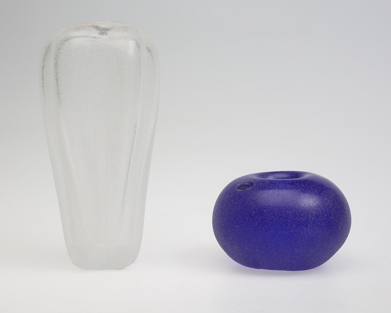 GUN LINDBLAD. Konstglas, Gullaskruf, -93 samt -94.