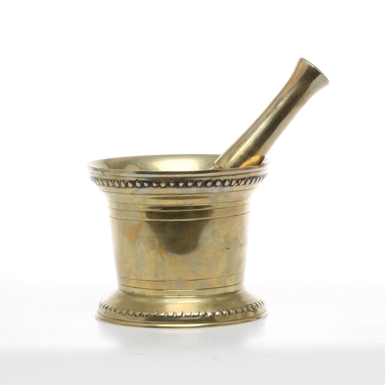 MORTEL med stöt, gulmetall, mortel stämplad "S B".