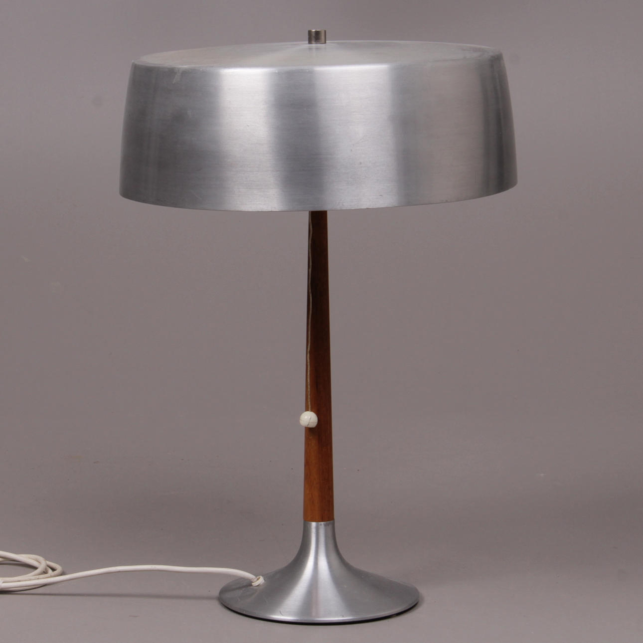 BORDSLAMPA, teak, 1950-tal.