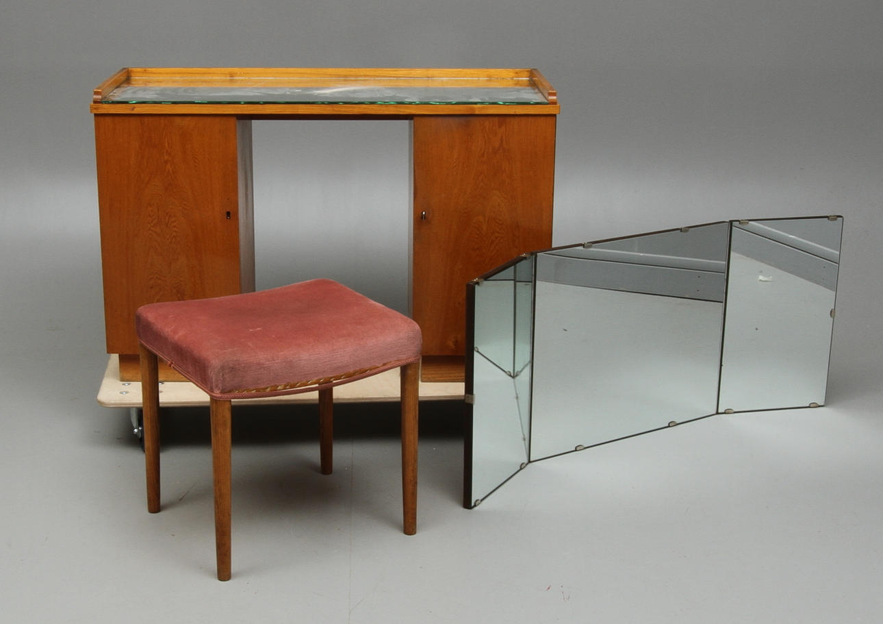 SMINKBORD, med pall och spegel, 1960-tal.