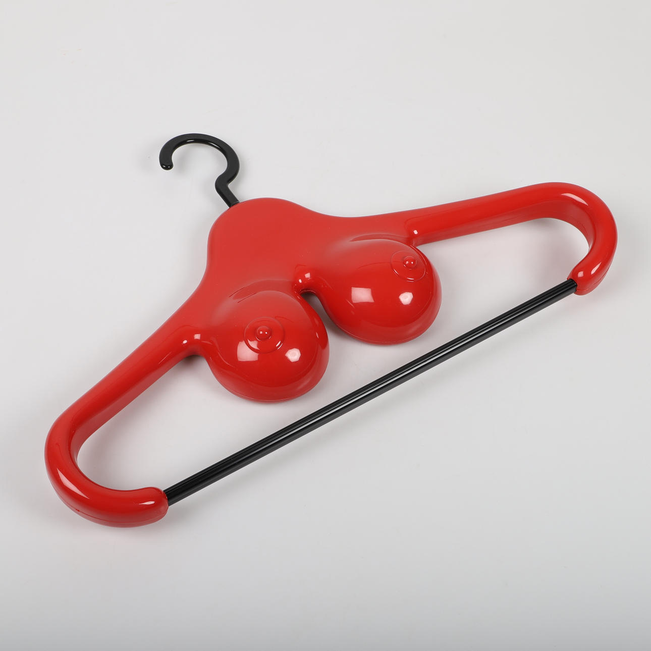 KLEIDERBÜGEL, 9 Stück, "Svea", roter und schwarzer Kunststoff, A&E Design.