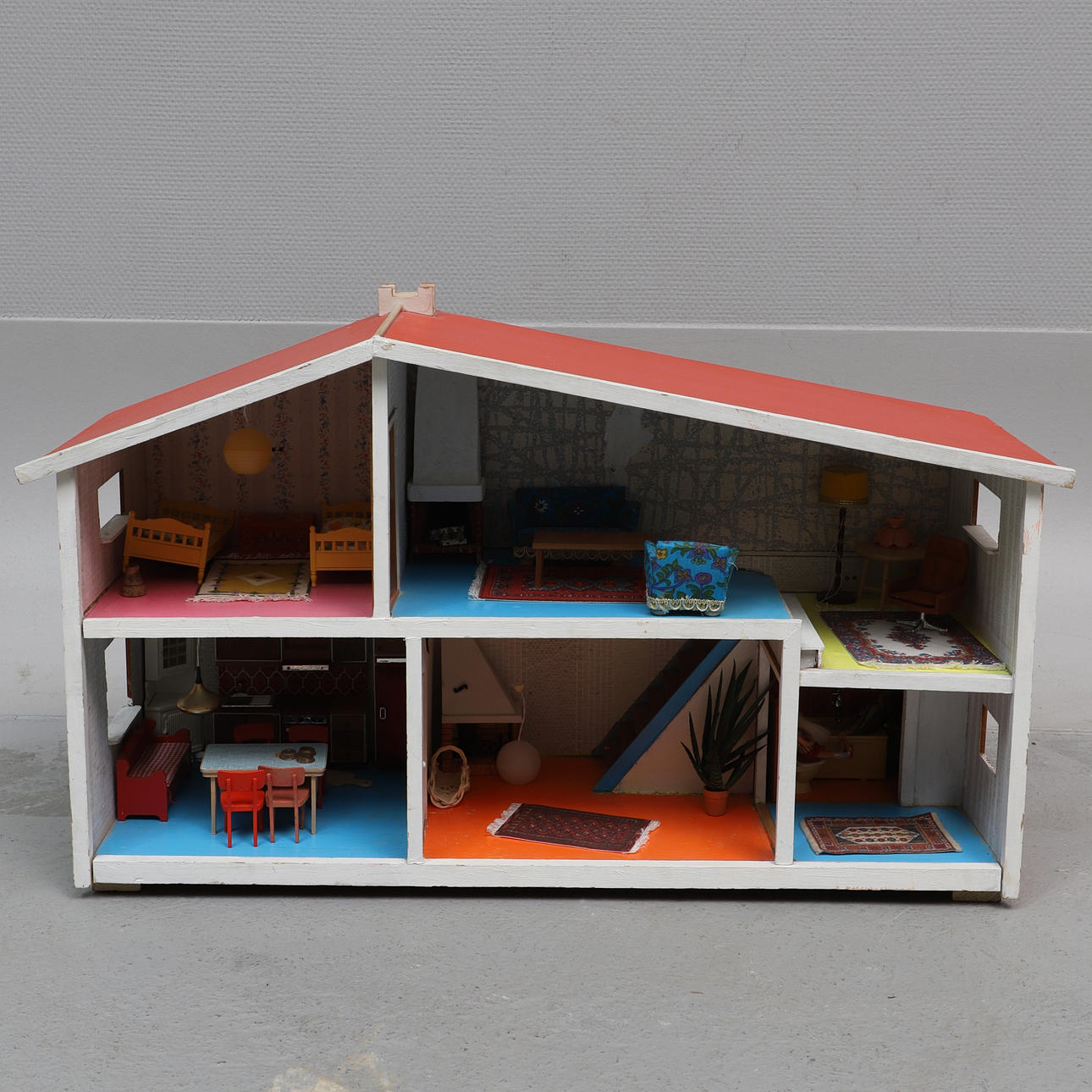 DOCKSKÅP, dockor & inredning, Lundby, 1900-talets andra hälft.