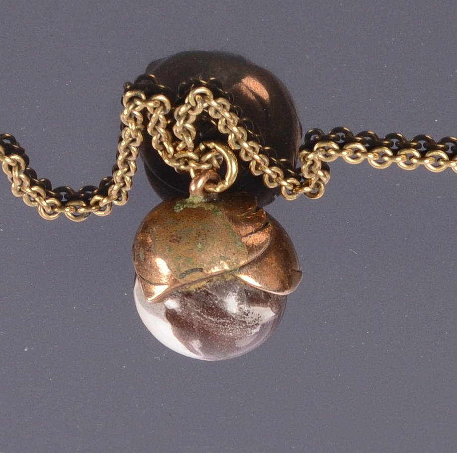 HÄNGSMYCKE ,brons, Koru Kalevala.