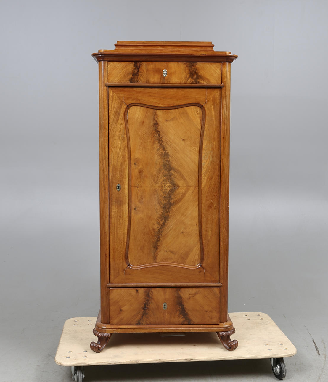 KLÄDSKÅP, 1800-talets andra hälft.