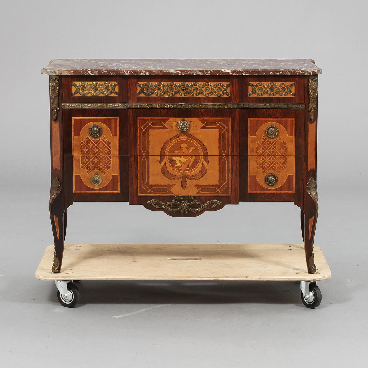 BYRÅ, gustaviansk stil, 1900-talets andra hälft.