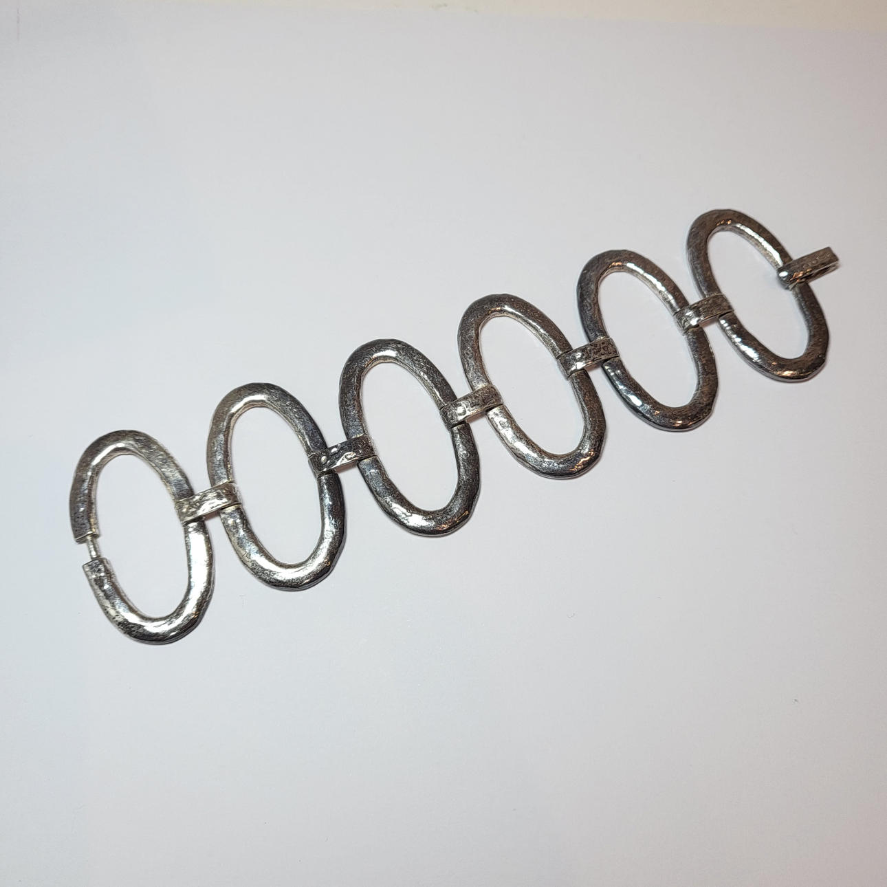 TOUS. PULSERA DE ANCHOS ESLABONES EN PLATA.