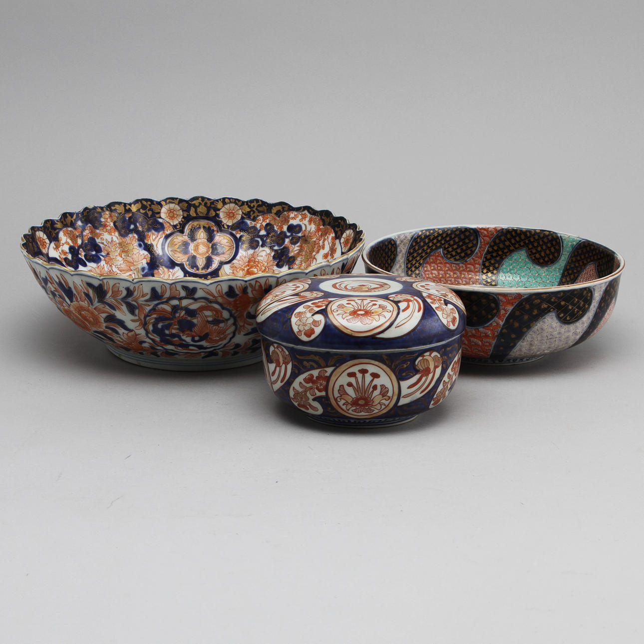 SKÅLAR, 2 st samt LOCKASK, porslin, Japan, 1800/1900-tal.