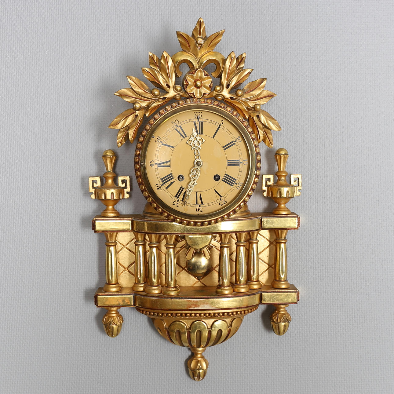 VÄGGUR i gustaviansk stil, 1900-tal.