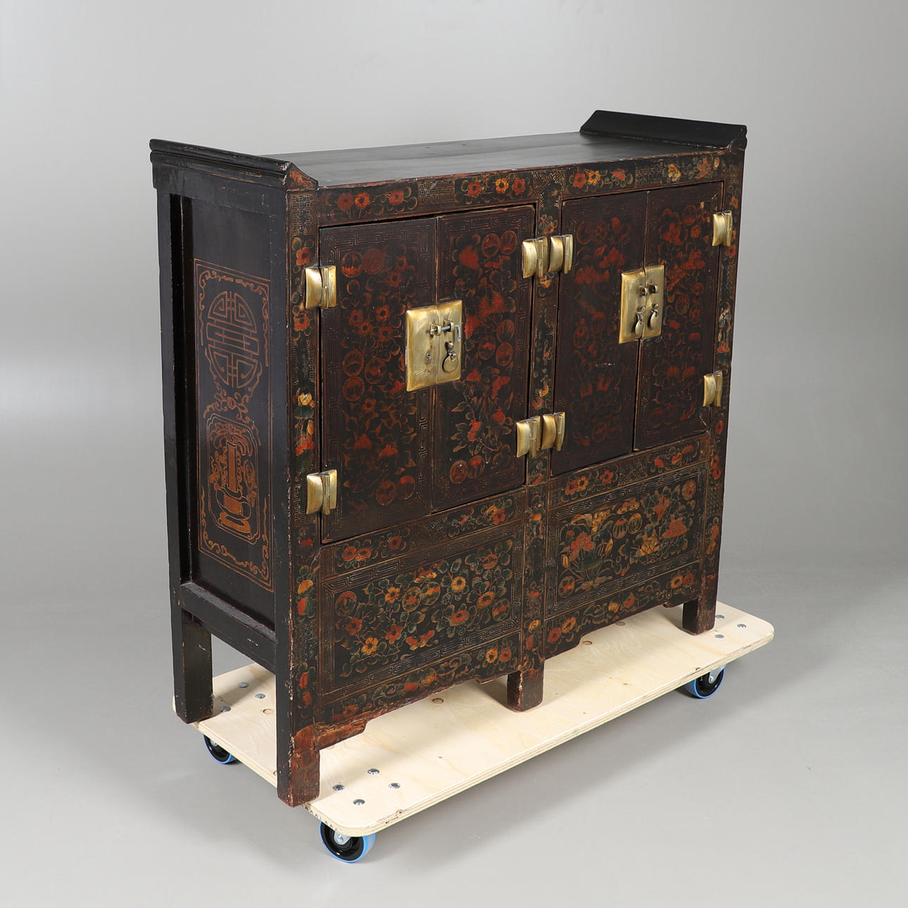 UN ARMARIO CHINO LACADO.