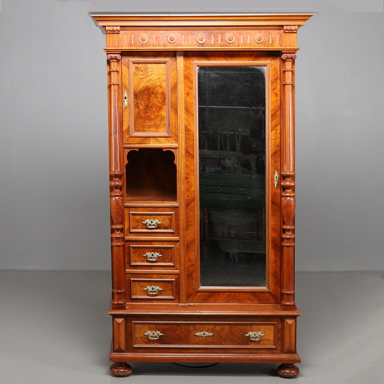 SKÅP, valnöt, 1900-talets första hälft.