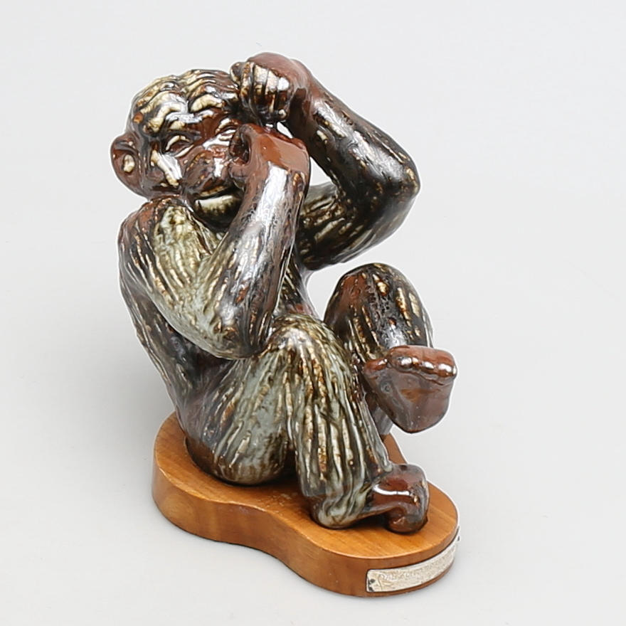 FIGURIN i stengods, lekande apa, Gunnar Nylund. Rörstrand.