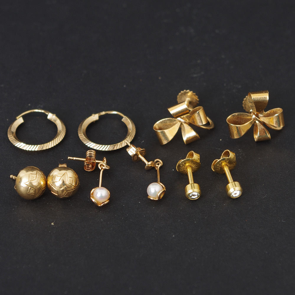ÖRHÄNGEN, 4 par, 18K guld, pärlor och vita stenar.