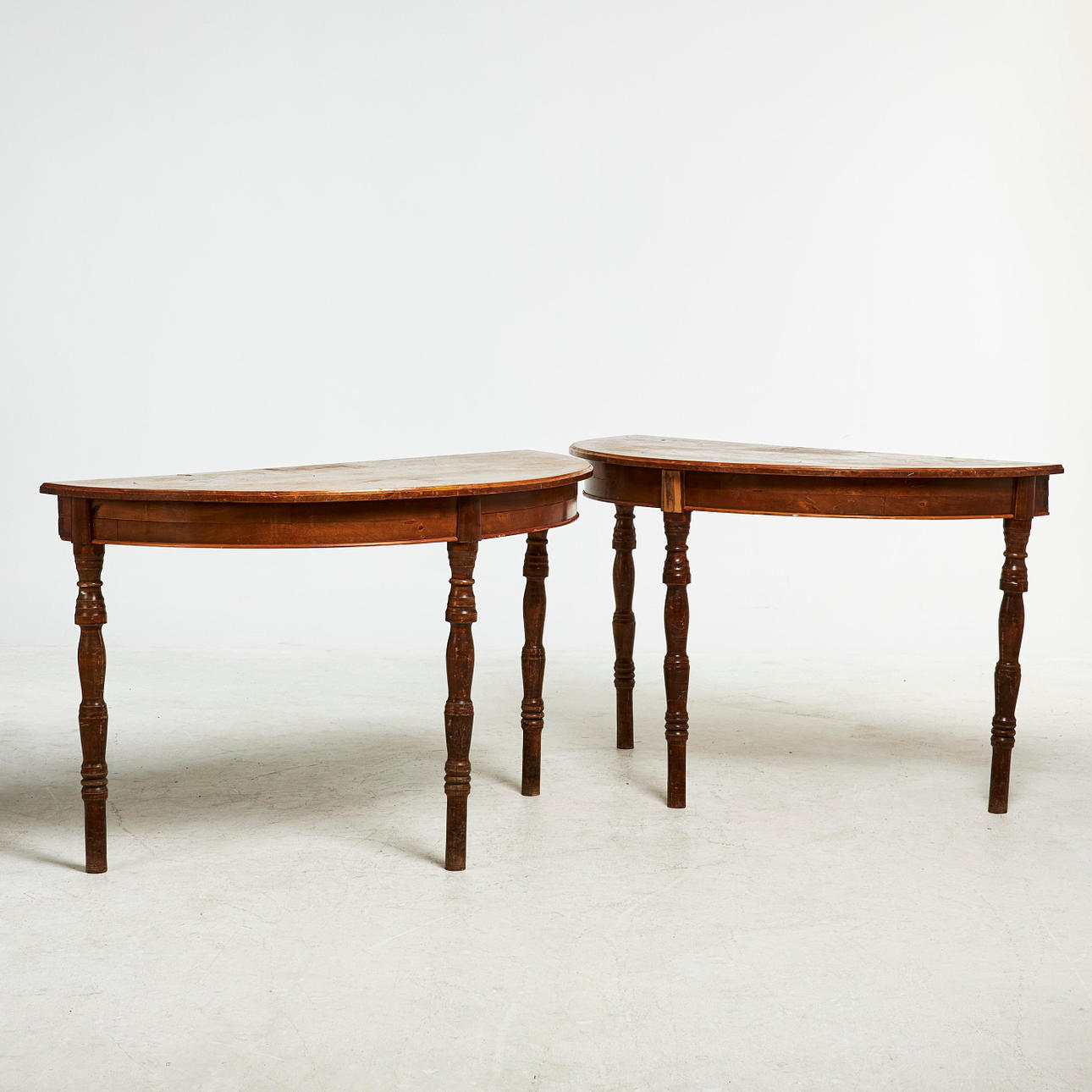 MÅNBORD, 1900-tal, svarvade ben.