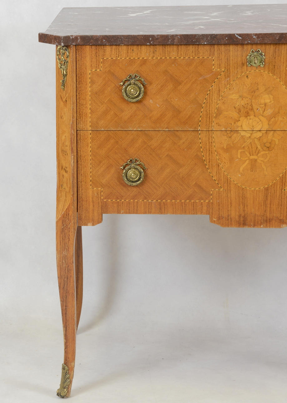 . BYRÅ, tvålådig ,med marmorskiva och intarsia. Louis XV-stil.
