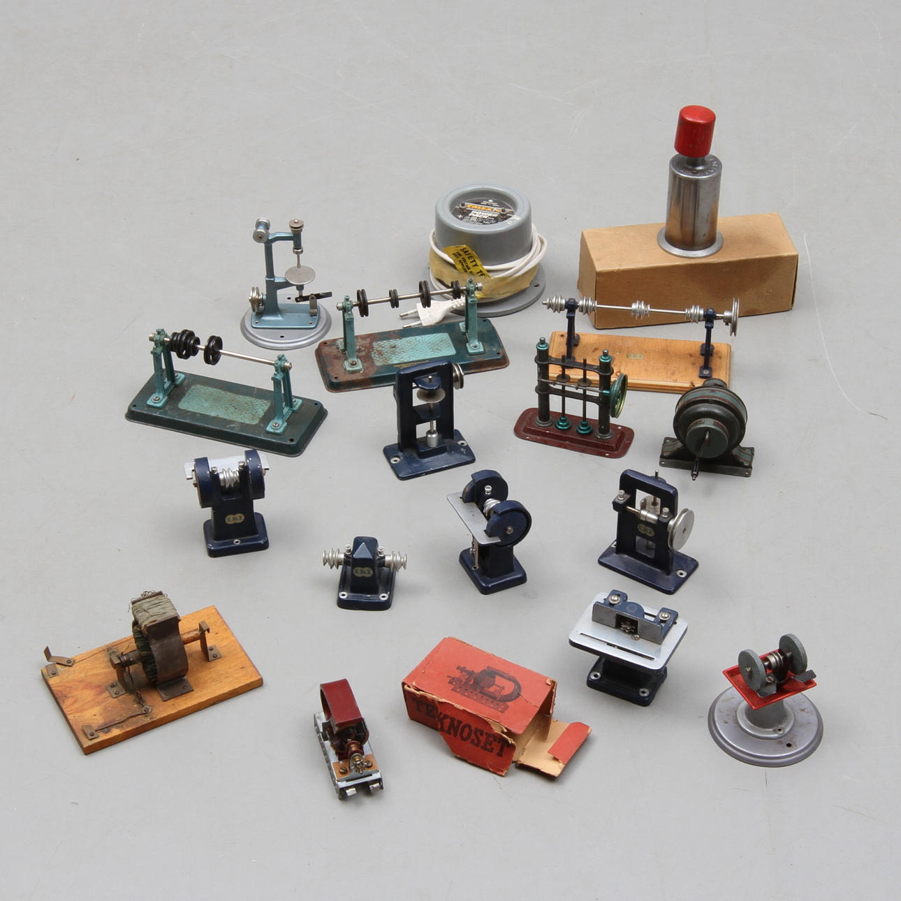 ÅNGMASKINSTILLBEHÖR och ELMOTOR. 17 delar.