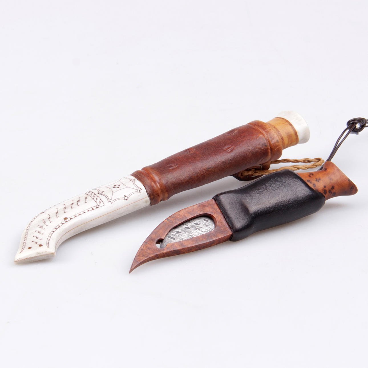 SAMEKNIVAR, 2 st. Ben läder och trä, oidentifierade konstnärer, 1900-tal.