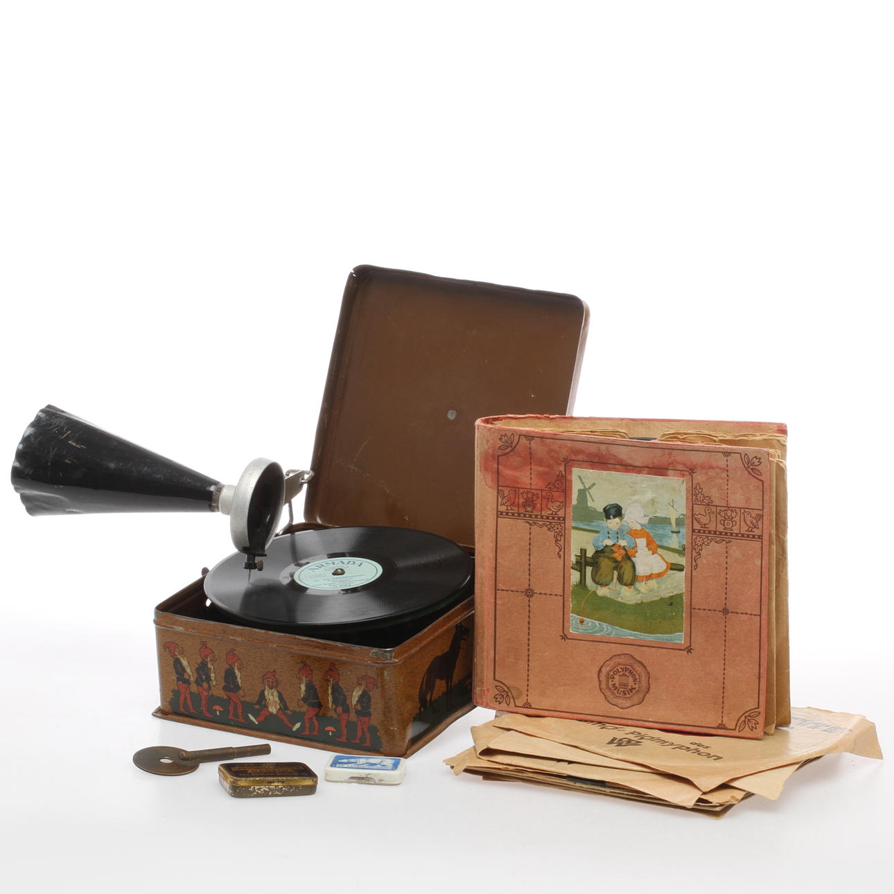 PIGMYPHONE BING i dekorativ plåt med album POLYPHON MUSIK och lösa skivor. Totalt 15 skivor.