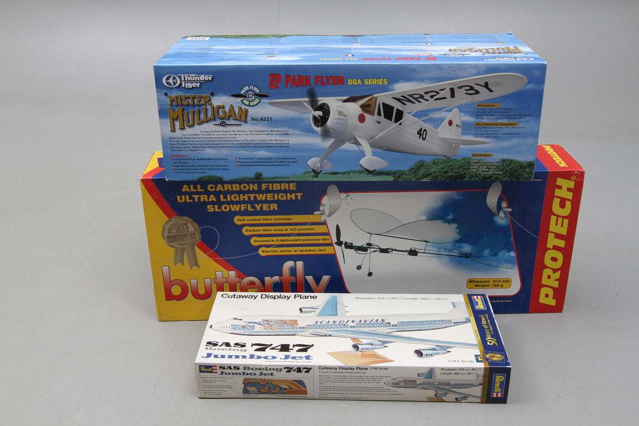 FLYGPLAN 3 stycken obyggda modeller. 2 med motorer för flygning och en för prydnad.