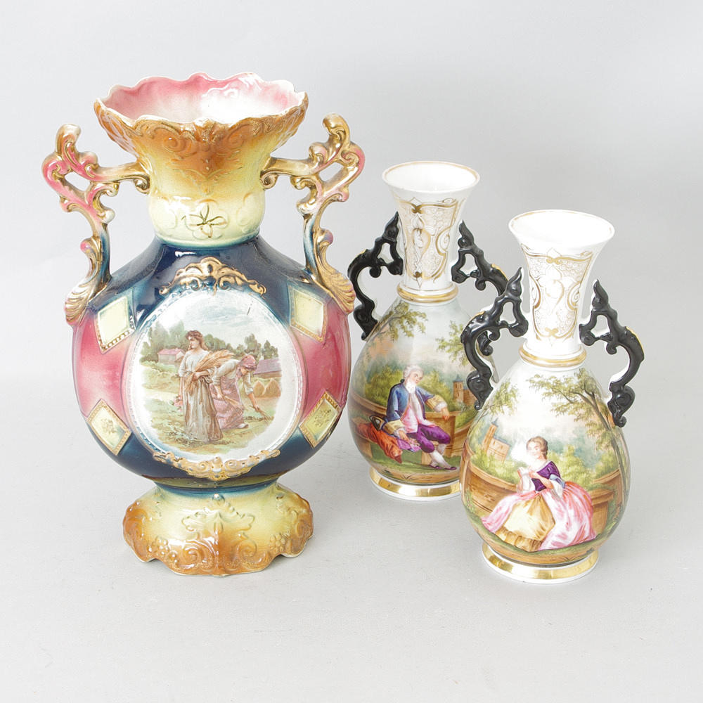 VASER MED HÄNKLAR, 3 stycken, porslin, bl.a. England.