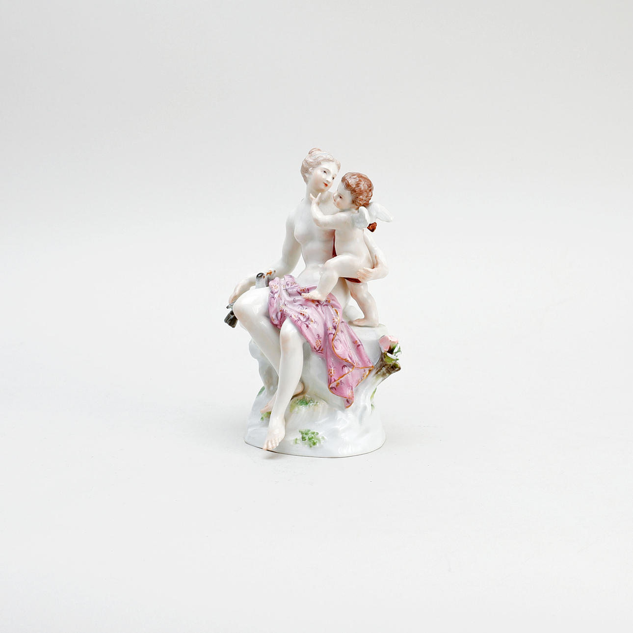 KUVIO, istuva nainen ja putto, posliini, Meissen 1825-1924.
