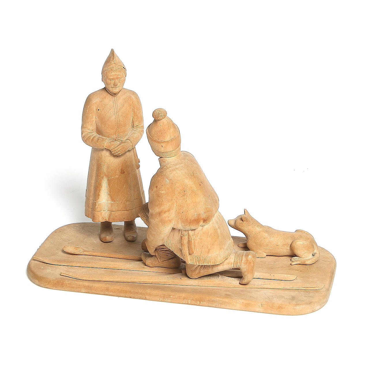 SKULPTUR, trä, samisk, man och kvinna med hund, sannolikt Willy Evensen, 1900-tal.