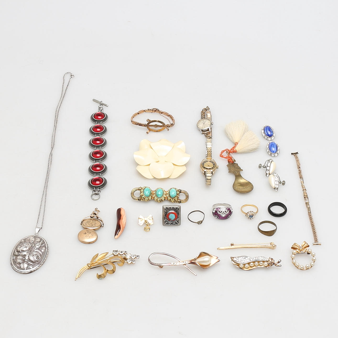 BIJOUTERIER, Bl.a armband i tenn av Bent Larsen Tin, Denmark.