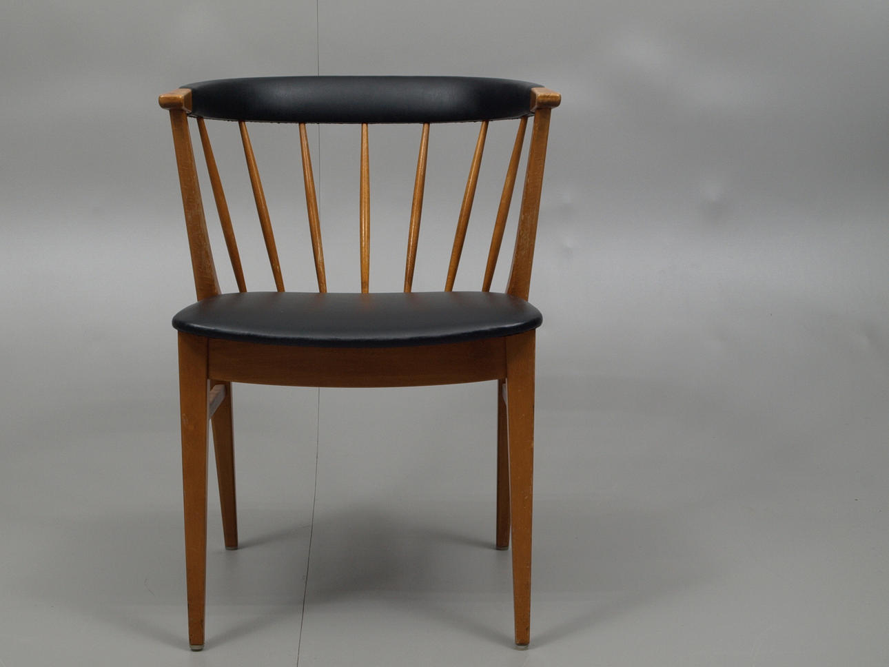 BO FRIDHAGEN. Karmstol, trä och svart galon, Bodafors, signerad.