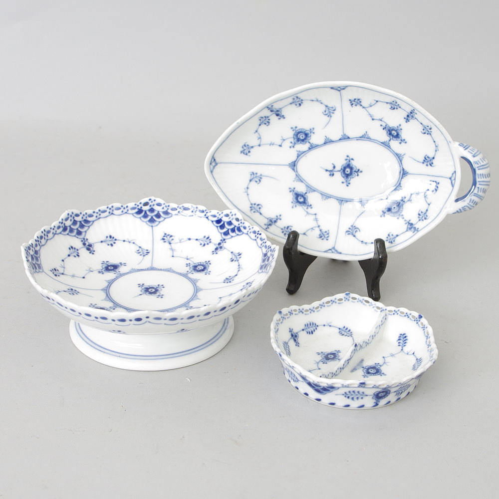 SKÅL SAMT 2 FAT, porslin, "Musselmalet", Royal Copenhagen.