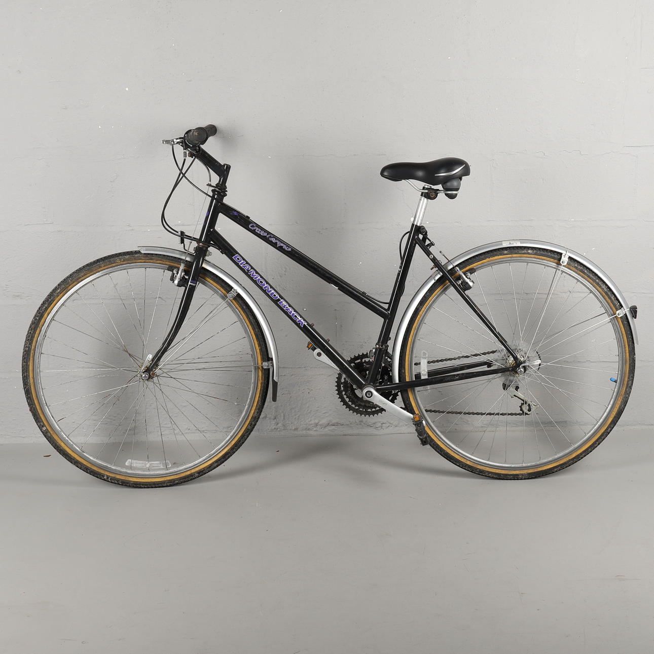 DIAMOND BACK. EN DAMES 'CROSS CAMPUS' CYKEL.