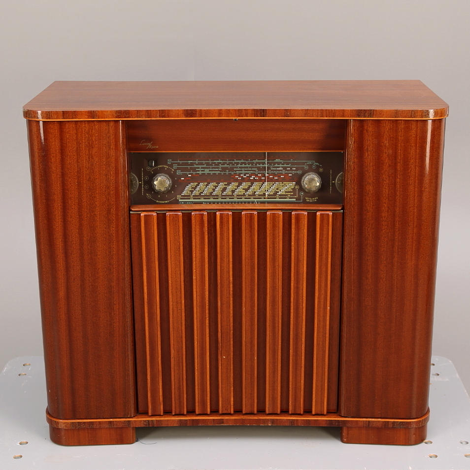 RADIOMÖBEL med skivspelare, Luxor Radio, 1900-talets första hälft.