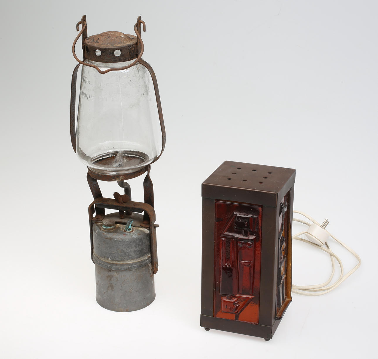 BORDSLAMPOR, 2 st, varav en Erik Höglund.